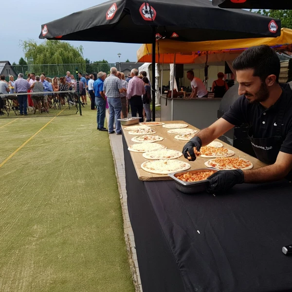 Pizza op een jubileumfeest