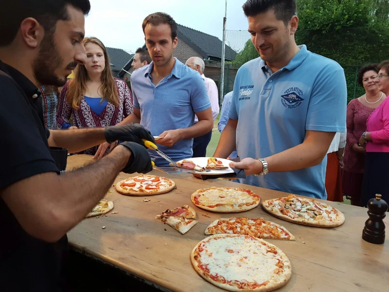 Pizza op een jubileumfeest